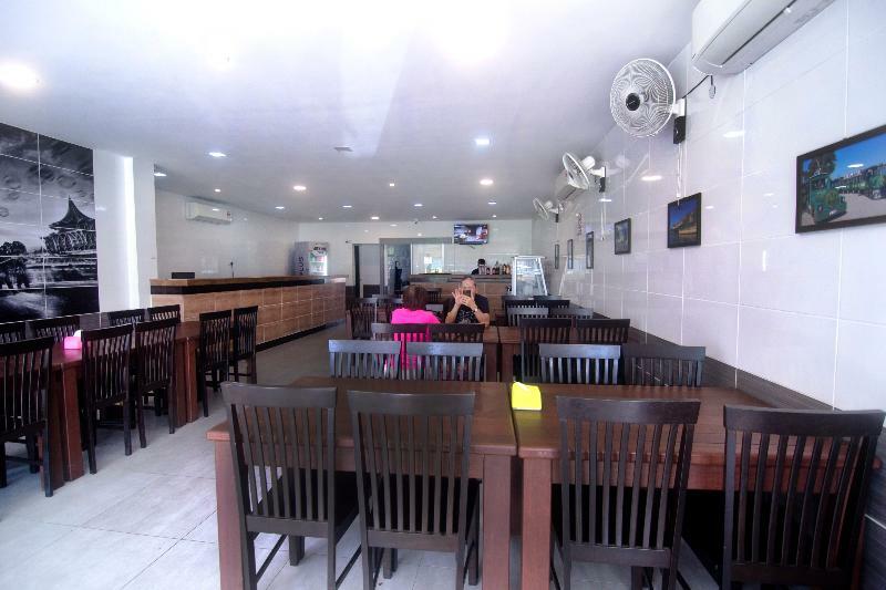 Oyo 836 Mandurah Room & Cafe Kuching Zewnętrze zdjęcie