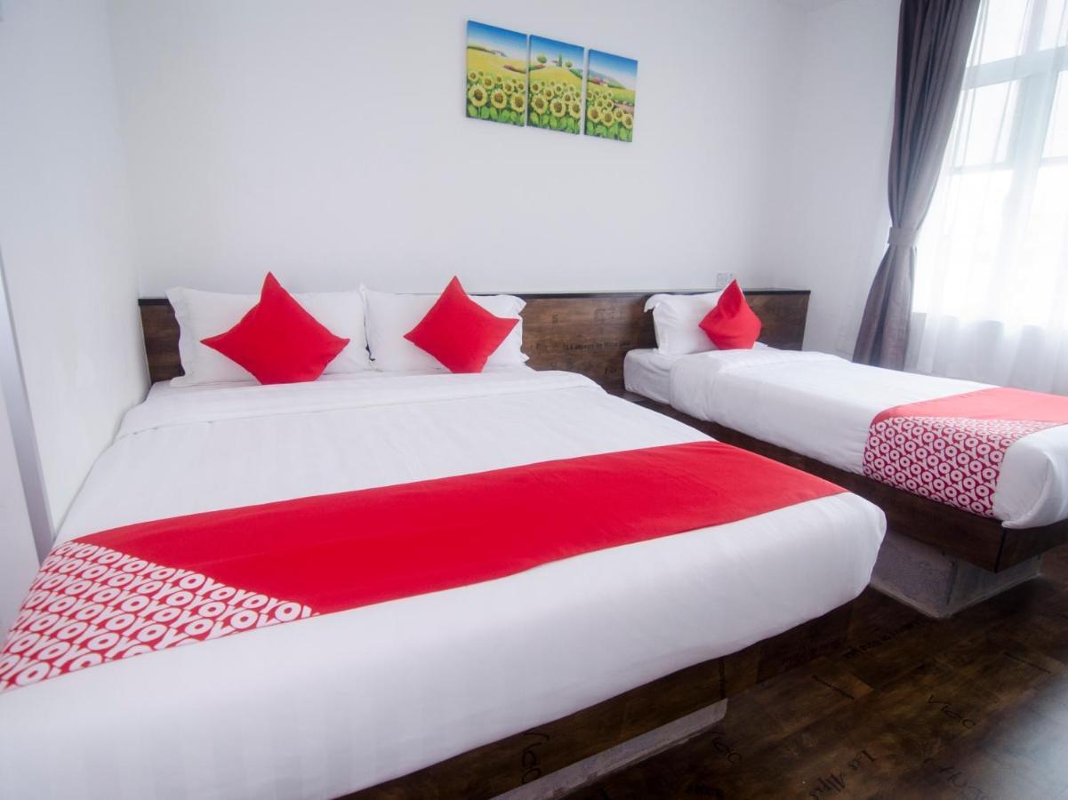 Oyo 836 Mandurah Room & Cafe Kuching Zewnętrze zdjęcie