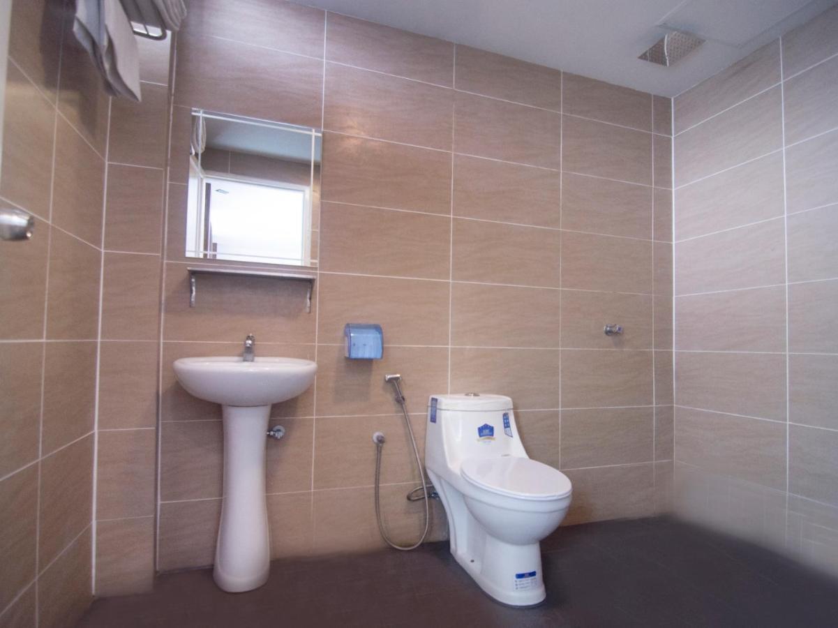 Oyo 836 Mandurah Room & Cafe Kuching Zewnętrze zdjęcie