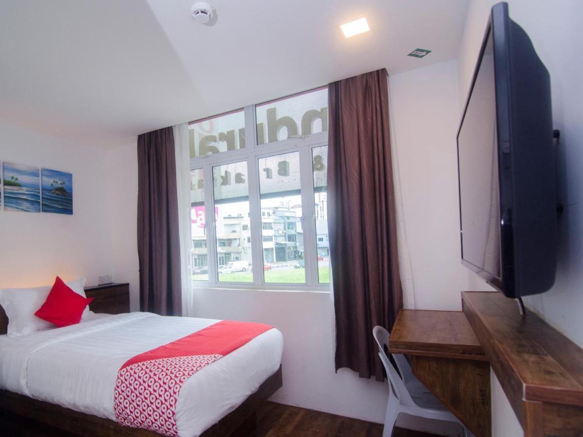 Oyo 836 Mandurah Room & Cafe Kuching Zewnętrze zdjęcie