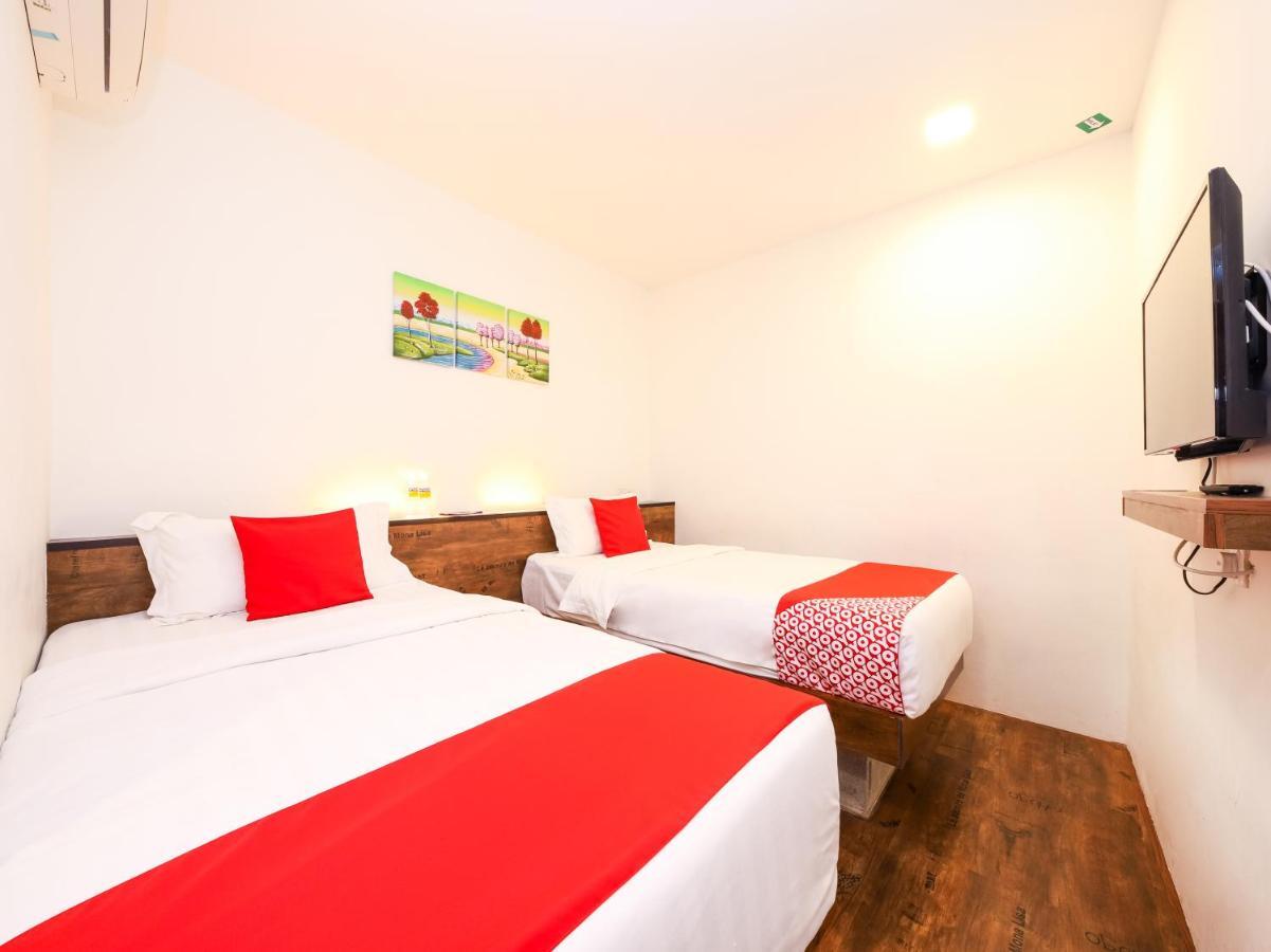 Oyo 836 Mandurah Room & Cafe Kuching Zewnętrze zdjęcie