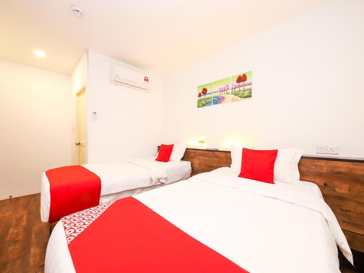 Oyo 836 Mandurah Room & Cafe Kuching Zewnętrze zdjęcie