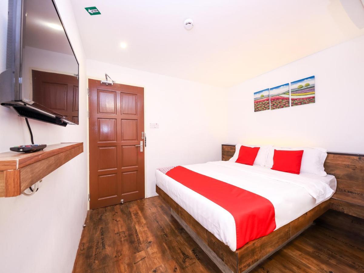 Oyo 836 Mandurah Room & Cafe Kuching Zewnętrze zdjęcie