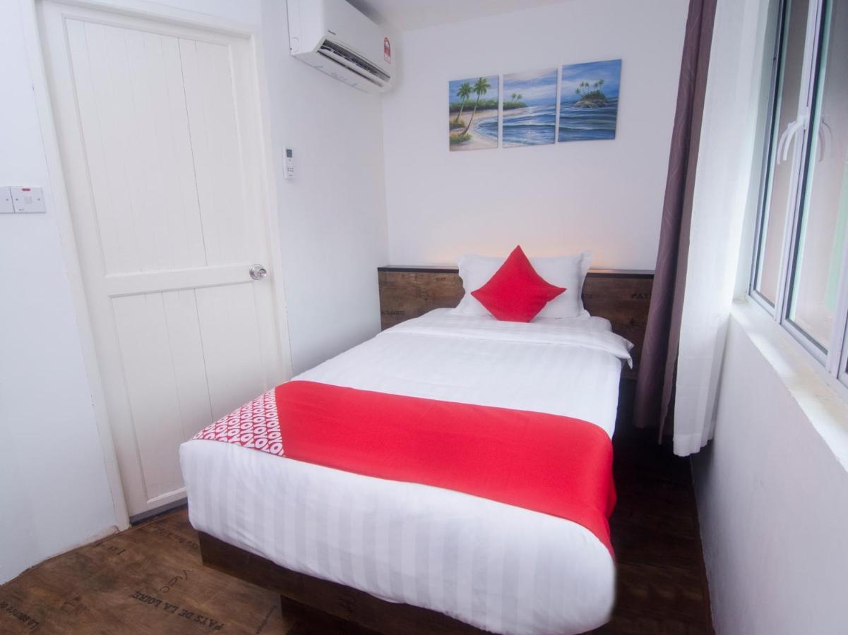 Oyo 836 Mandurah Room & Cafe Kuching Zewnętrze zdjęcie
